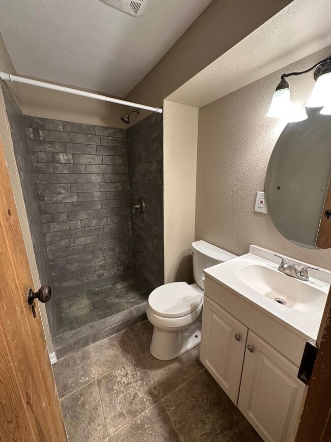 Building Photo - Spacious Northside 4-Bed, 2-Bath Ranch with Hardwood Floors