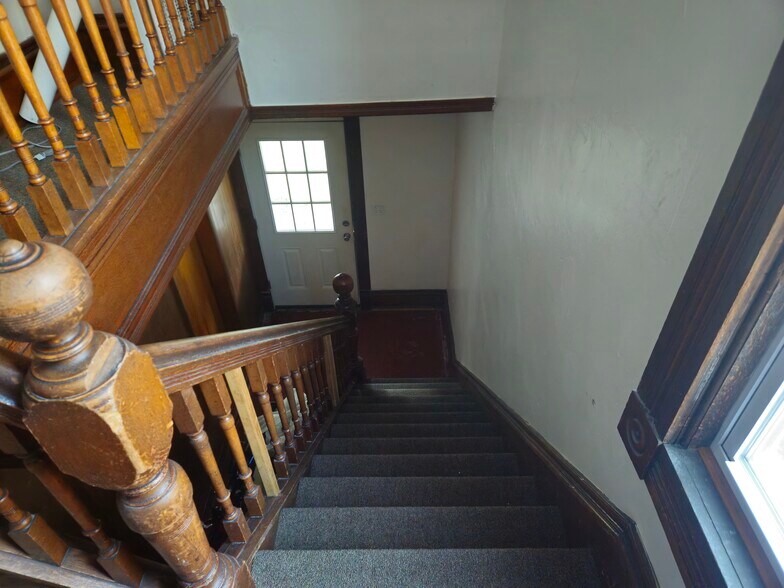 Primary Photo - 912 E 2nd St