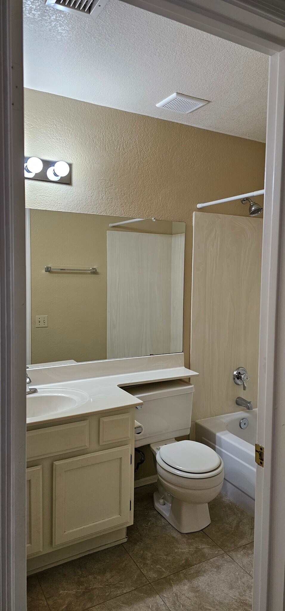 Building Photo - 3851 E Kent Dr