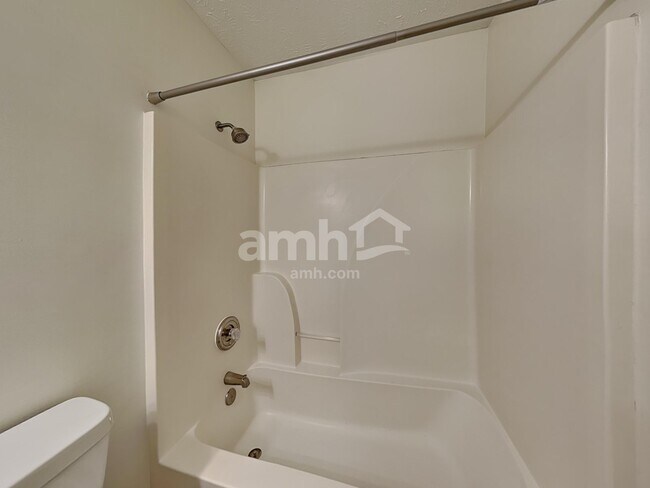 Building Photo - 2114 Debbie Ln