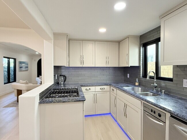 Building Photo - Experience Luxury at Windansea Beach: with...