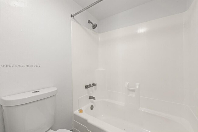Building Photo - 2350 NE 135th St