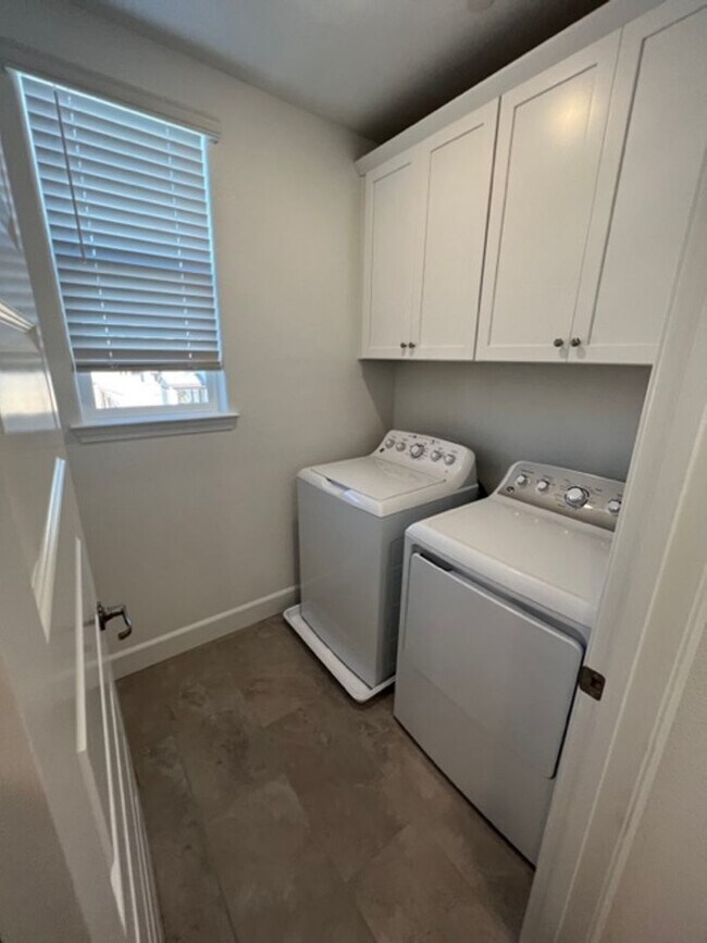 Building Photo - Newer Solar Home Walking Distance to Campus Oaks Shopping Center