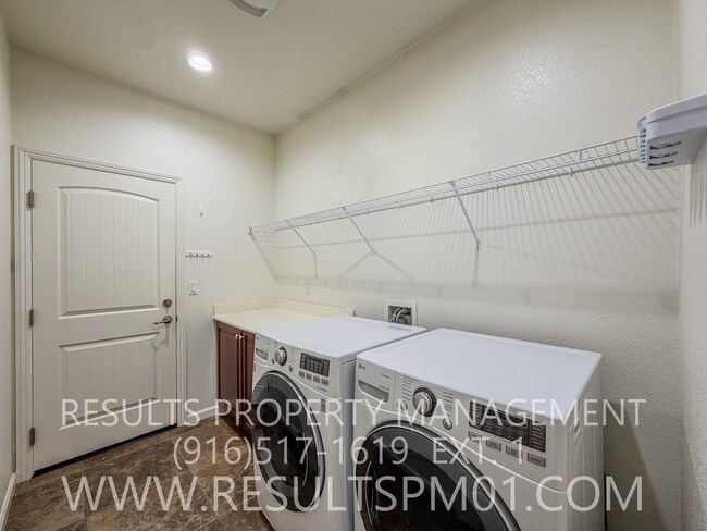 Building Photo - Adorable West Roseville 3 Bed 2 Bath