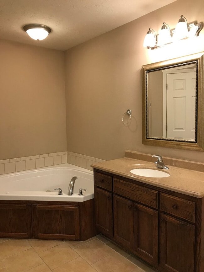Building Photo - Executive Rental All Brick Home near South...