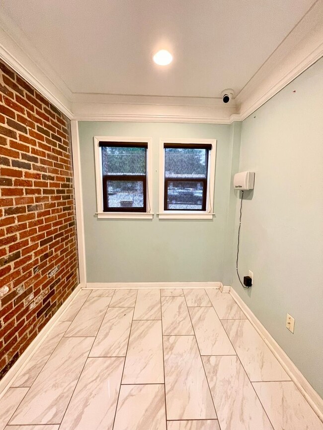 Building Photo - OFFICE SPACE in Forest Acres