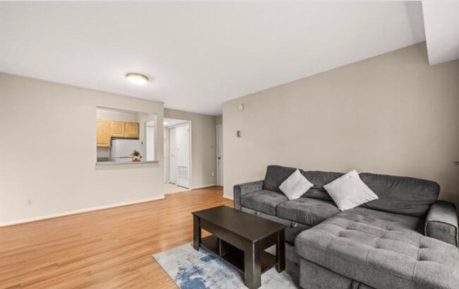 Building Photo - Bright And Luxurious 1 Bed 1 Bath Condo In Amenity-filled Woodlake Towers