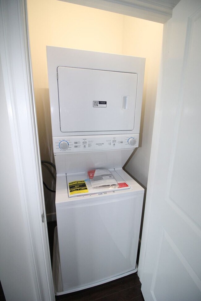 Building Photo - 1704 W Cary St