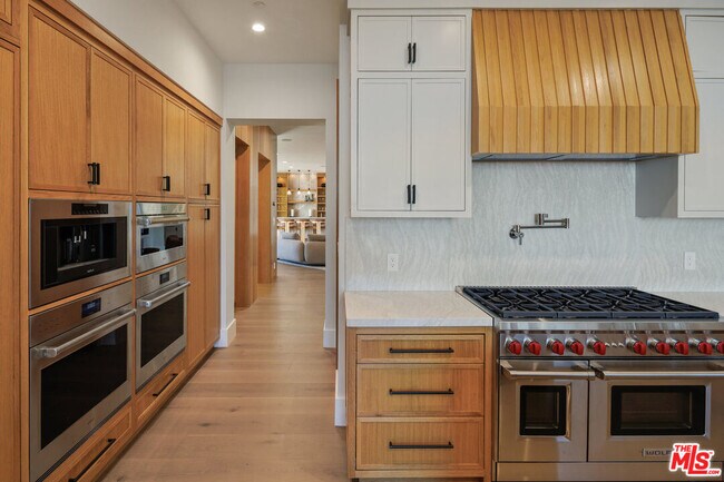 Building Photo - 7052 Dume Dr