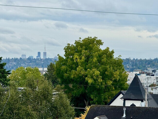 Building Photo - Ballard Townhome