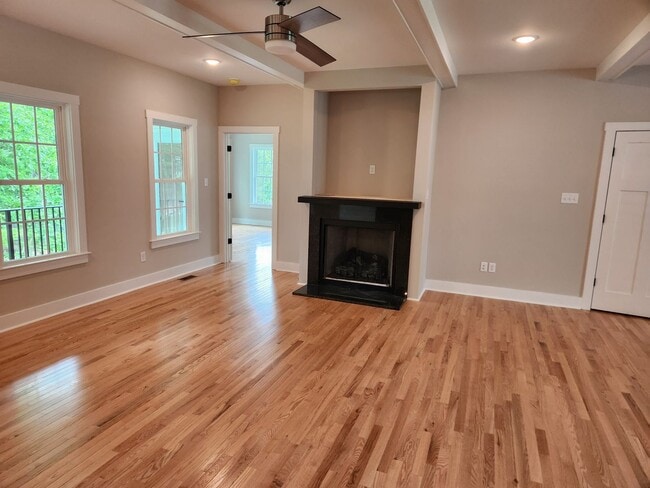 Building Photo - Chesterfield - 5 Bed 3.5 Bath Newer Modern...