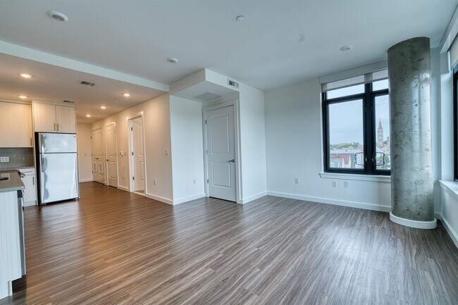 Building Photo - 957 Broadway