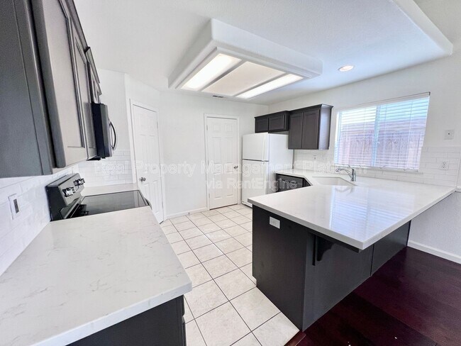 Building Photo - 6535 N Vista Ave