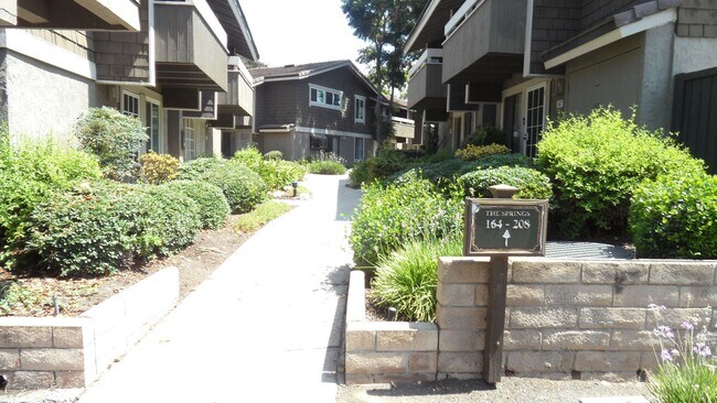 Building Photo - 172 Streamwood