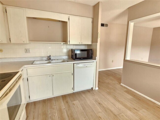 Building Photo - 509 W Venice Ave