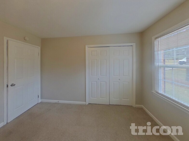 Building Photo - 4110 Jeffrey Dr SW