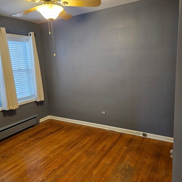 Building Photo - 5852 N Melvina Ave