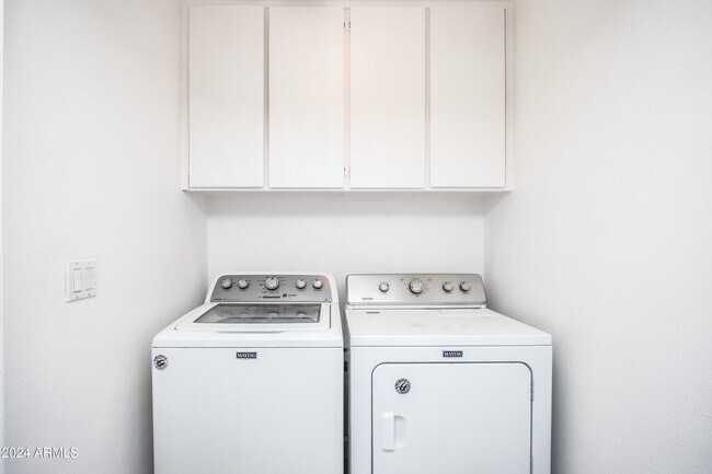 Building Photo - 1052 E Sandpiper Dr