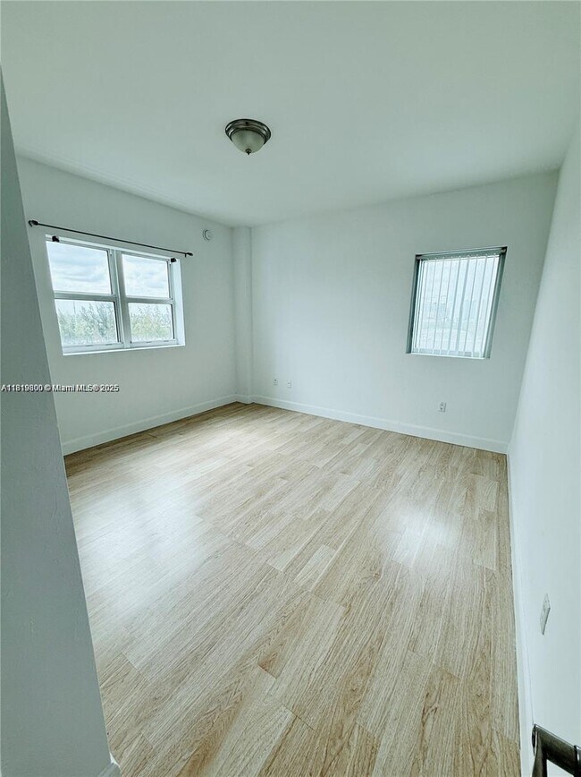 Building Photo - 15051 Royal Oaks Ln