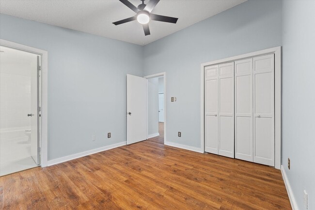 Building Photo - This beautifully maintained 2-bedroom, 2-bath 3rd Floor unit in Lake Wylie Woods is a Gem!