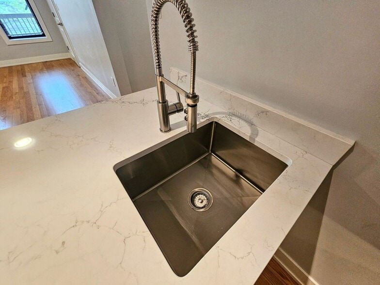 Building Photo - 1415 W Erie St