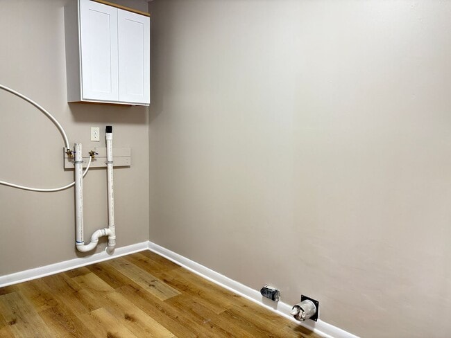 Building Photo - MOVE IN SPECIAL: 3 Bedroom, 2 Bathroom House in Burlington!