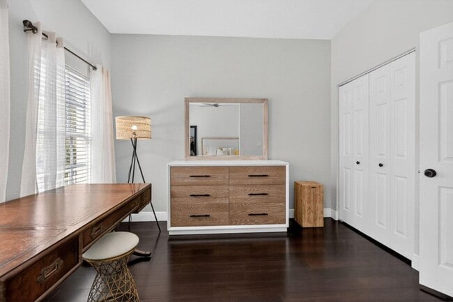 Building Photo - 203 E Thatch Palm Cir