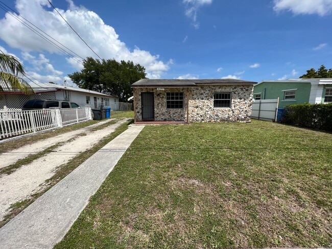 Building Photo - 2 Bedroom 1 Bath unit Move-In Ready Home in West Park!