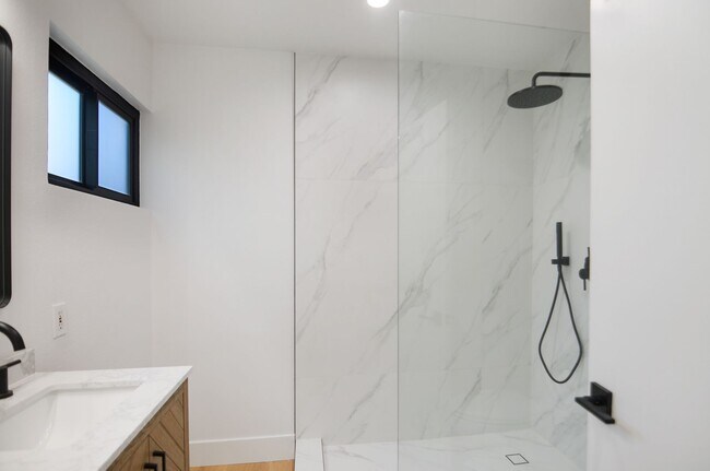 Building Photo - Lantern District Duplex!
