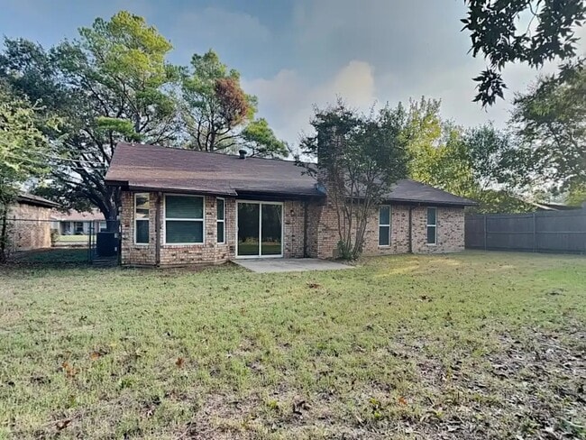 Building Photo - 748 James Cir