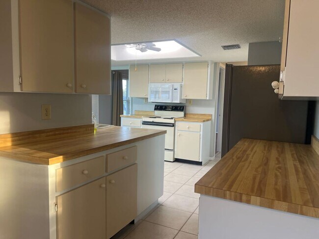 Building Photo - Lovely Lakefront Pinebrook South Home for Annual Rental