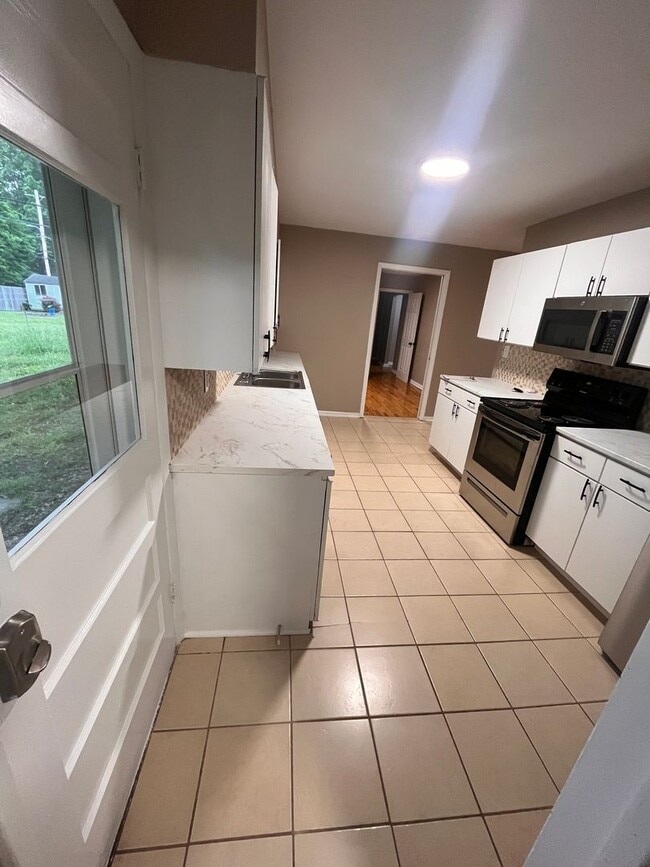 Building Photo - 3 bedroom 2 bathroom located near MSU