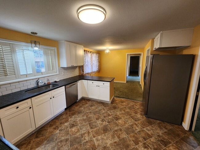 Building Photo - Large 3 bedroom home!