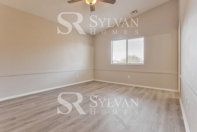 Building Photo - Comfortable living in this 4BR 3BA