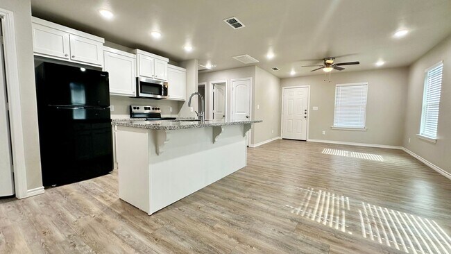 Building Photo - 2634 Hickory Ave