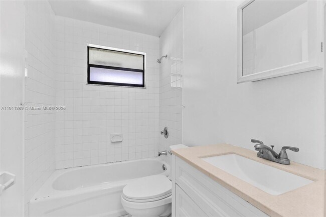 Building Photo - 5629 Taft St