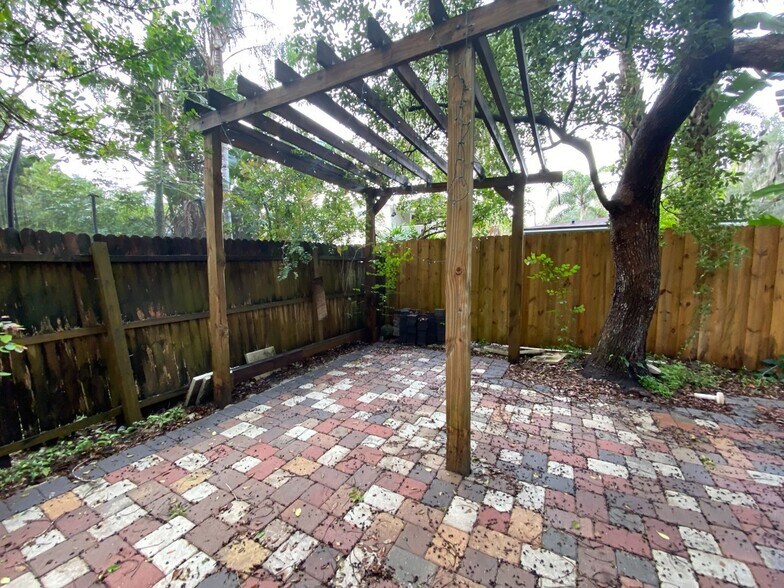 Building Photo - 1001 E Pine St