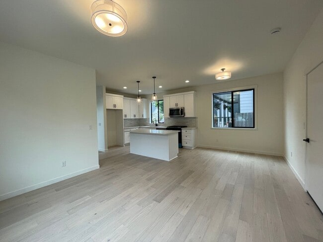 Building Photo - 4Bd/2.5Ba Corner Home in Desireable Portsmouth Neighborhood ~ Newly Built, Quartz Countertops, Si...
