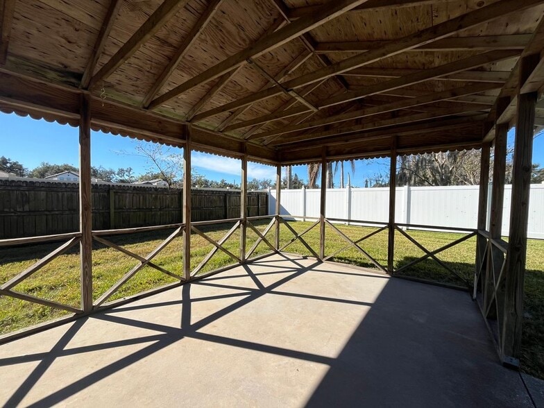 Building Photo - 197 Hidden Lake Dr