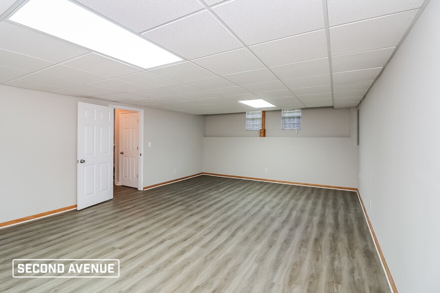 Building Photo - 400 N Hickory Ln