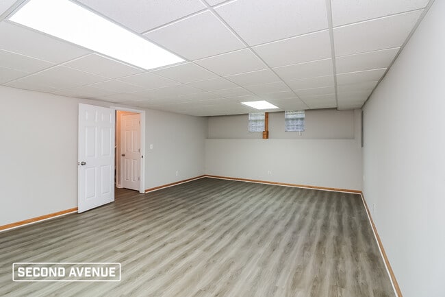 Building Photo - 400 N Hickory Ln