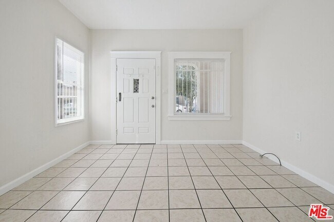 Building Photo - 1464 1/2 W 35th Pl