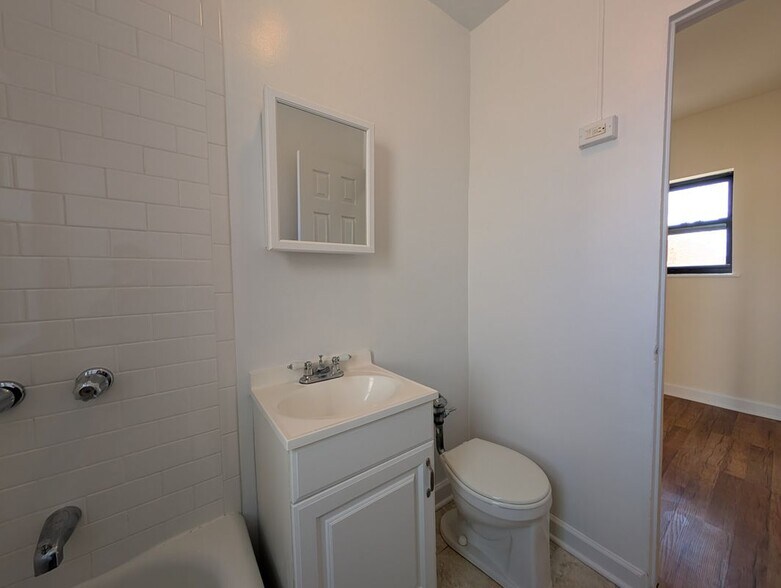 Building Photo - 5417 N Kenmore Ave