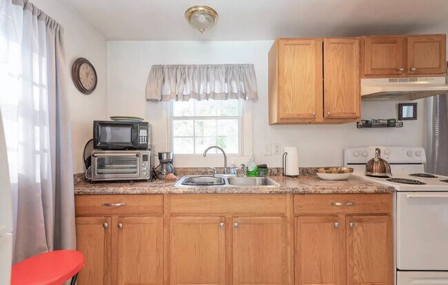 Building Photo - Charming 2 Bedroom Cottage in Free Union
