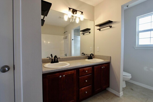 Building Photo - 205 Tiffot Ct