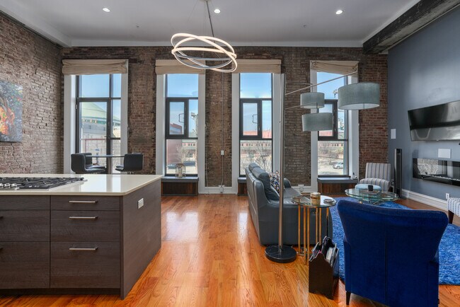 Building Photo - 415 E Market St