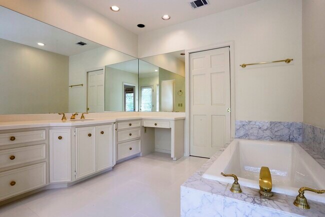 Building Photo - 9 Pine Forest Cir
