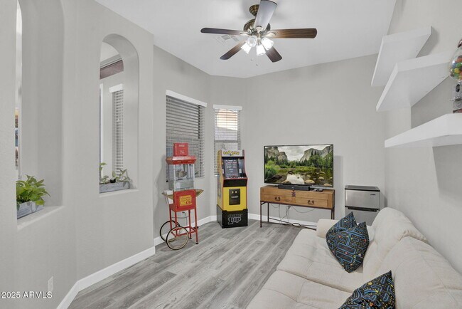 Building Photo - 10226 E Lakeview Ave