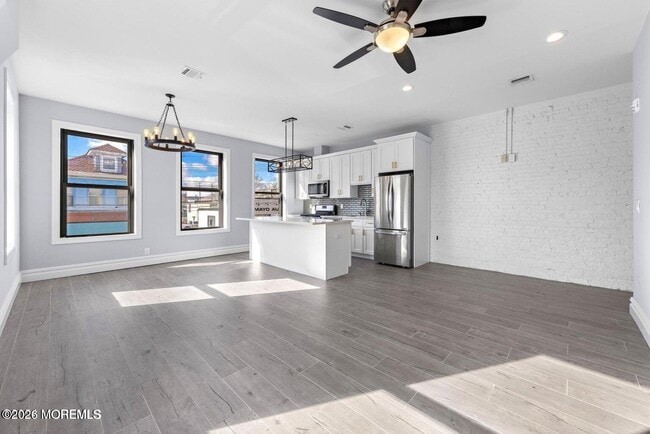 Building Photo - 160 Monmouth St