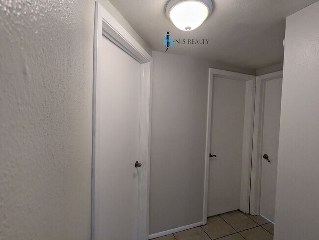 Building Photo - Fresh paint throughout this 3/2/1 1400 Sq....